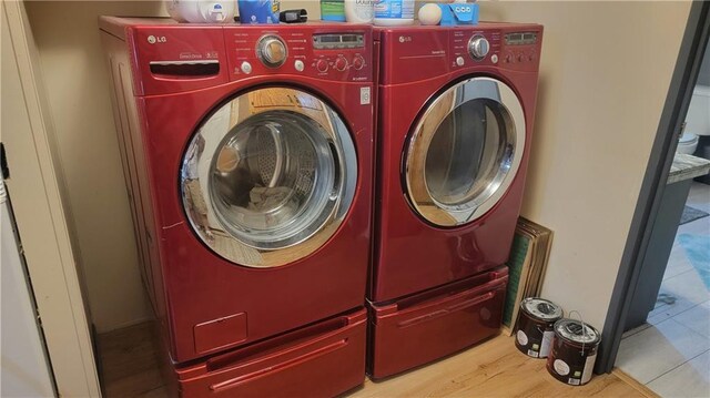 423 Elm St, Mound City, KS 66056 - laundry room featuring washing machine and clothes dryer and light wood-type flooring