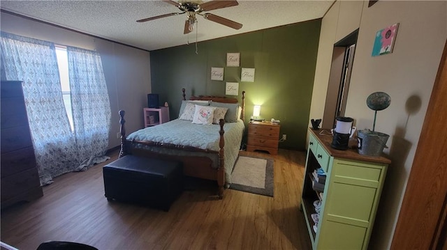 423 Elm St, Mound City, KS 66056 - bedroom featuring wood-type flooring, a textured ceiling, vaulted ceiling, and ceiling fan