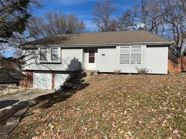 view of front of house featuring a front lawn and a garage