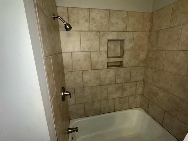 bathroom with tiled shower / bath combo