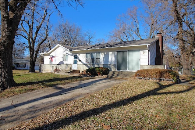 ranch-style home featuring a front lawn