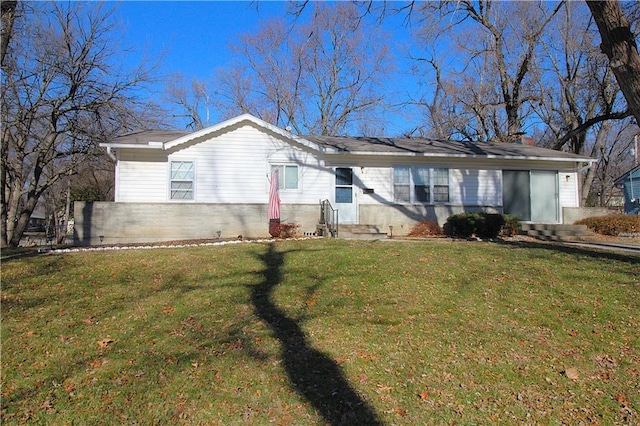 ranch-style house featuring a front yard