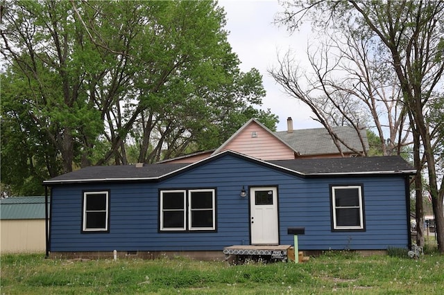 738 Pacific Ave, Osawatomie, KS 66064 - view of front of house with a shingled roof