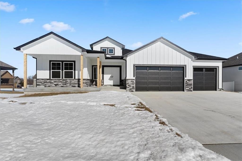 view of front facade featuring a garage