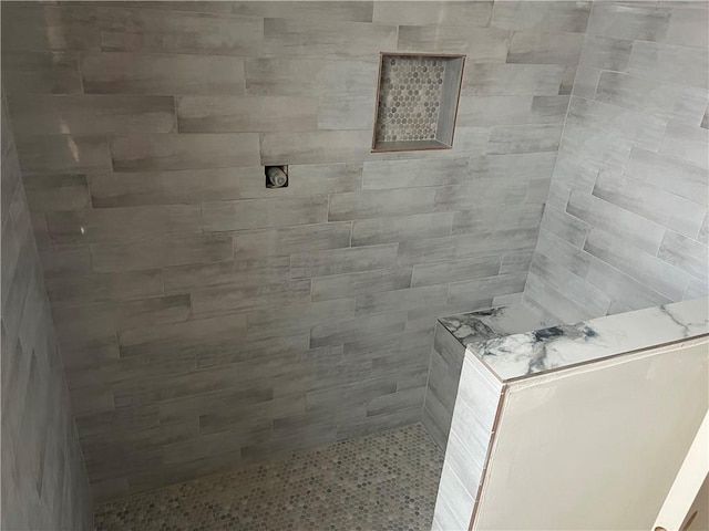 full bathroom featuring tiled shower