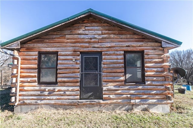 exterior space featuring an outbuilding