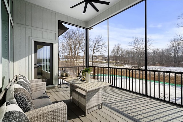 sunroom with ceiling fan