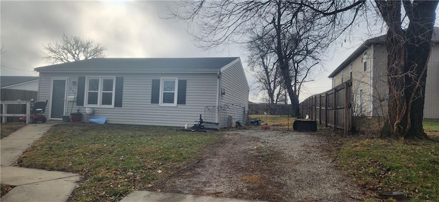 view of front of property featuring a front yard