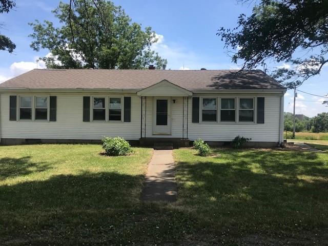 single story home with a front lawn