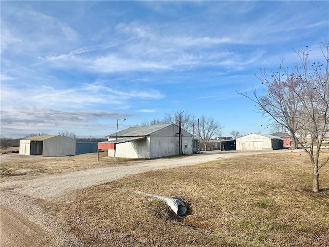 view of yard featuring an outbuilding