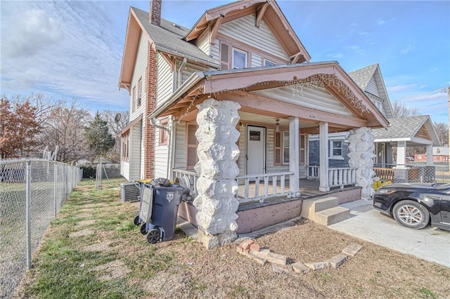 view of front of property featuring covered porch