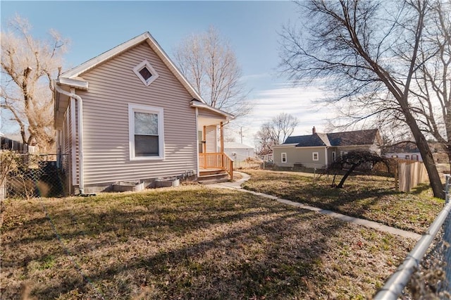 view of front of property featuring a front lawn