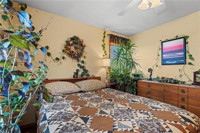 bedroom with ceiling fan