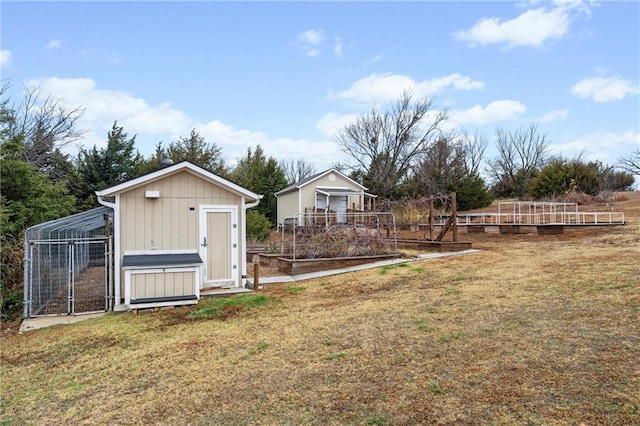 view of yard featuring an outbuilding