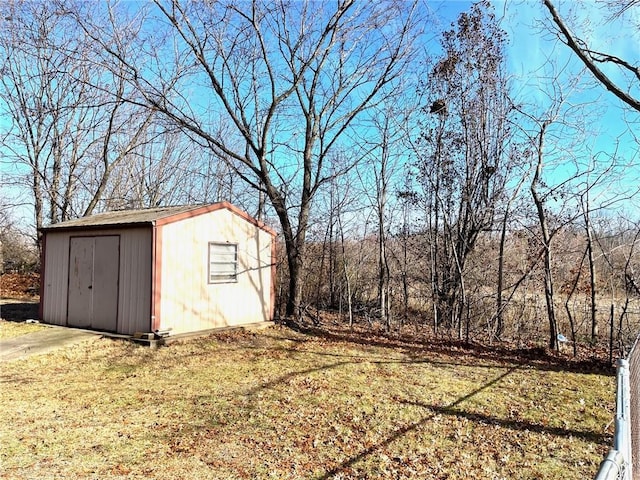 view of yard featuring a storage unit