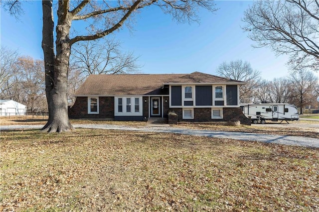 view of front of house with a front lawn