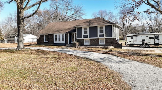 view of front of property featuring a front yard