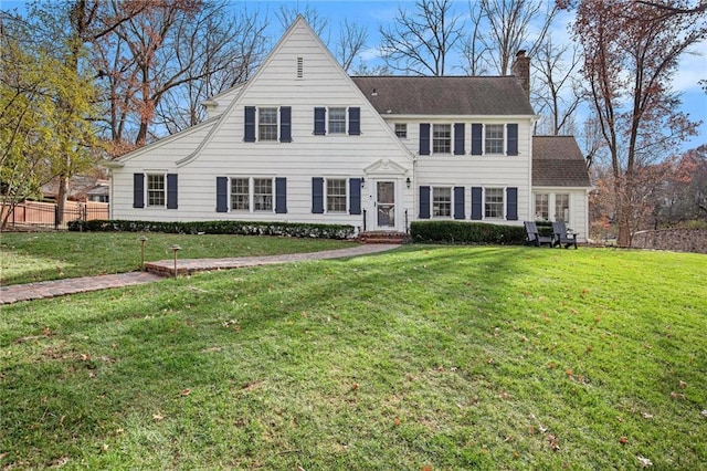 view of front of house featuring a front lawn