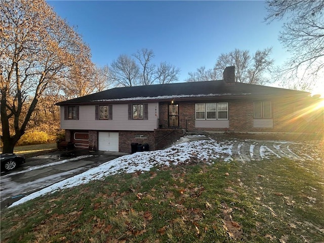 view of front of property featuring a garage