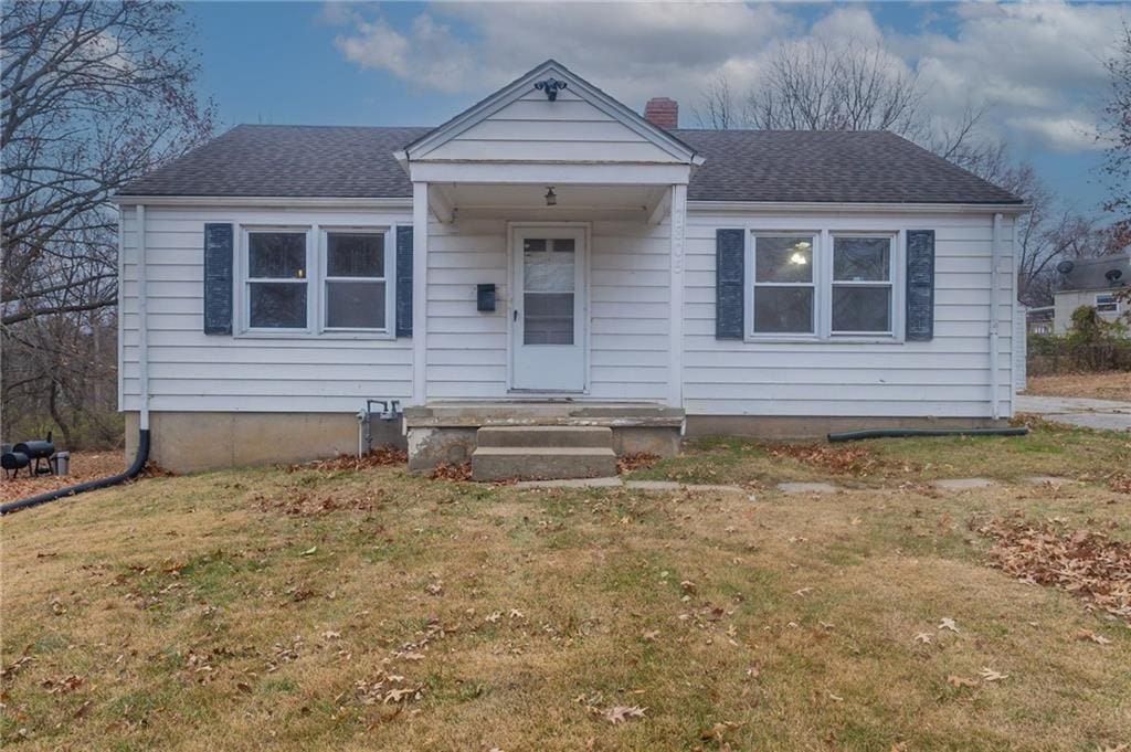 bungalow-style home featuring a front lawn