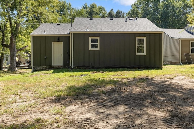 back of house featuring a yard