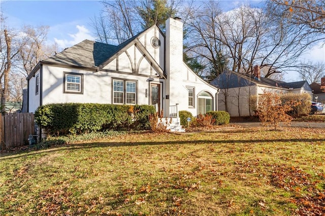 view of front of home featuring a front yard