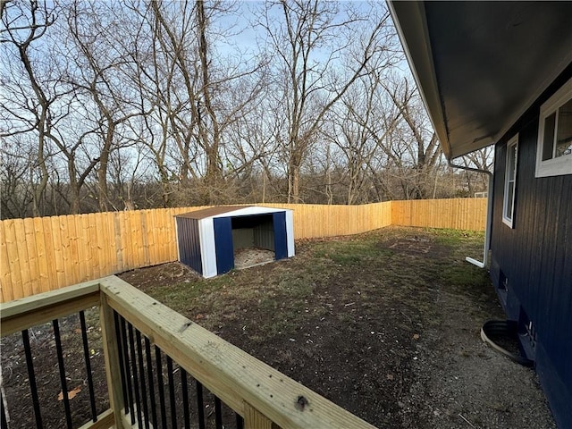 view of yard featuring a storage shed