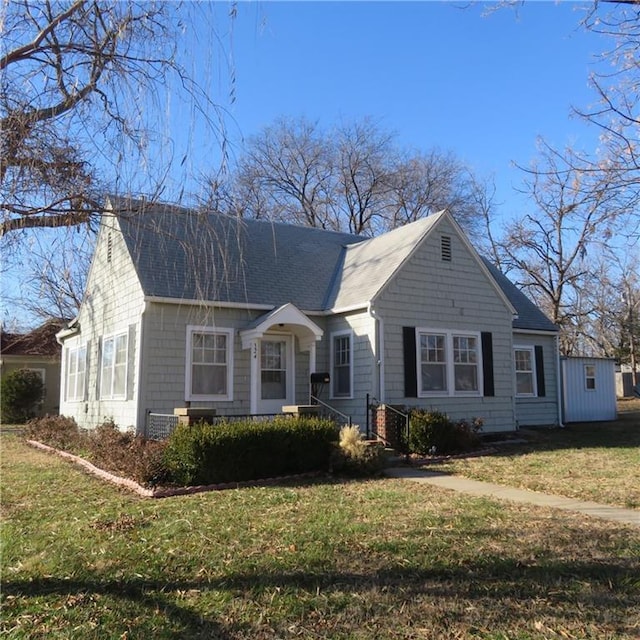 view of front of house featuring a front lawn