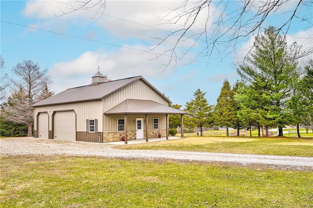 view of front of property featuring a front lawn and covered porch