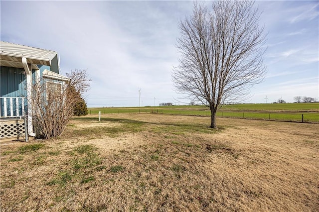 view of yard featuring a rural view