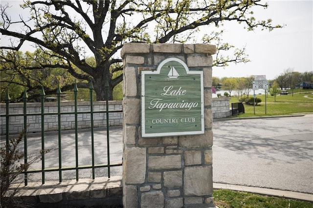 community sign featuring a water view