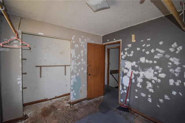 empty room featuring a textured ceiling