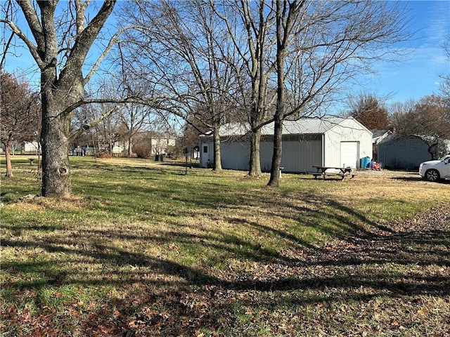 view of yard with an outdoor structure