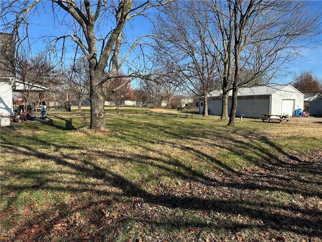 view of yard with an outdoor structure