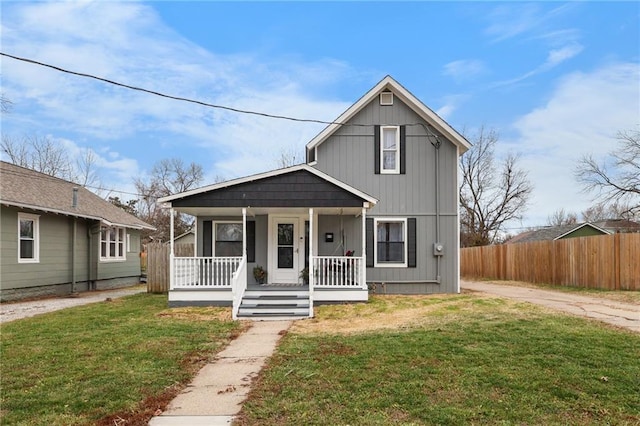 view of front facade featuring a porch and a front yard