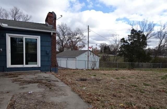 view of yard featuring a patio area