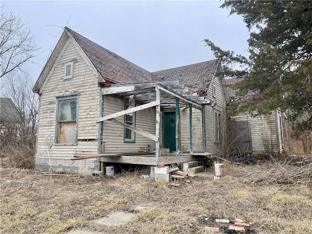 view of front of house with roof with shingles