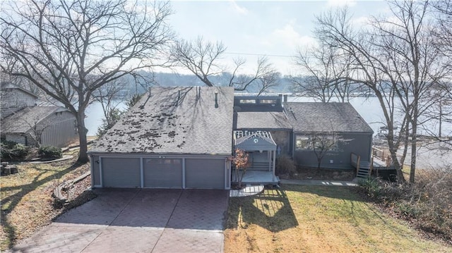 view of front facade featuring a front yard and a garage