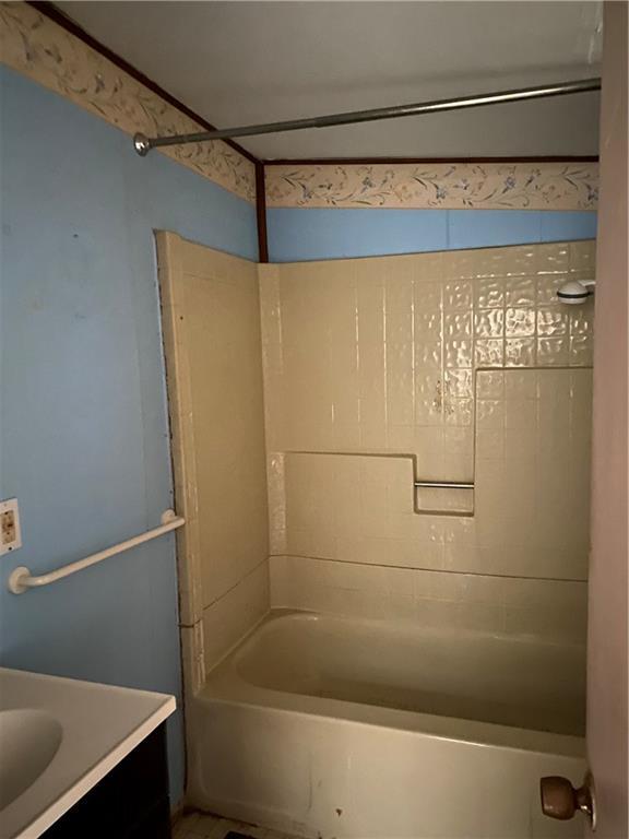 bathroom with vanity and bathing tub / shower combination