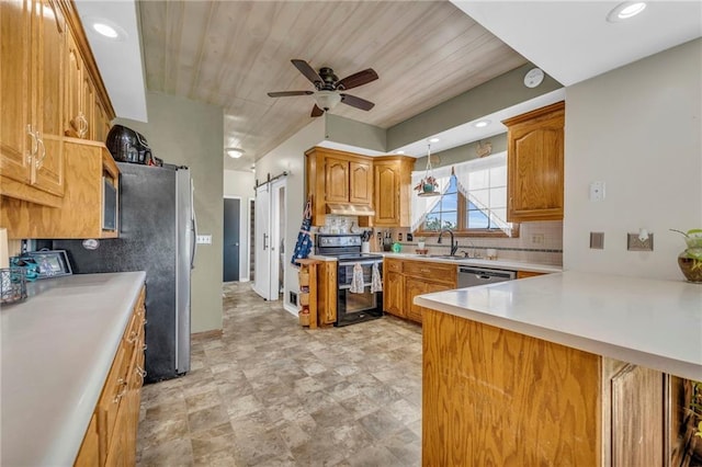 kitchen with ceiling fan, stainless steel appliances, a barn door, kitchen peninsula, and decorative backsplash