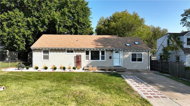 single story home with a front lawn