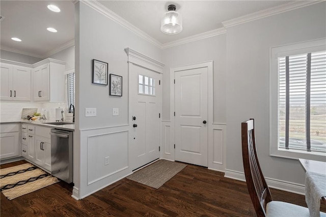 entryway featuring crown molding, sink, and dark hardwood / wood-style floors