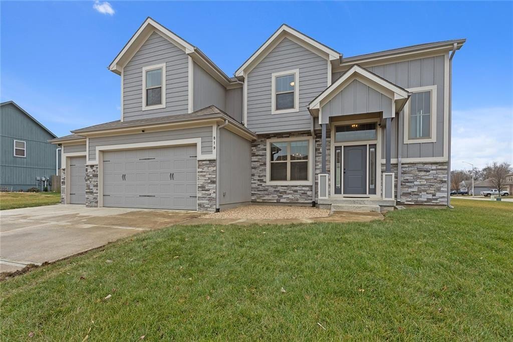 view of front of property featuring a front lawn and a garage