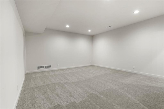 empty room featuring baseboards, carpet floors, visible vents, and recessed lighting