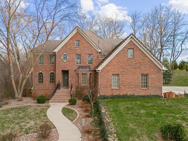 view of front facade featuring a front lawn