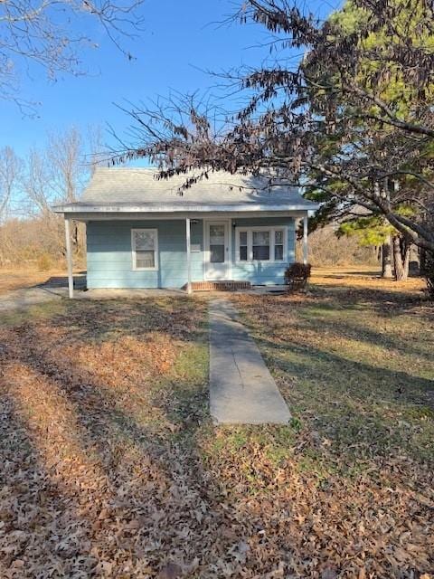 view of front of house with a front lawn