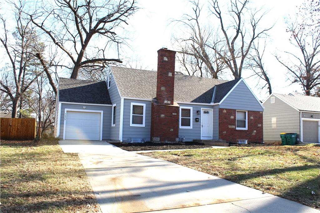 view of front facade with a front yard and a garage