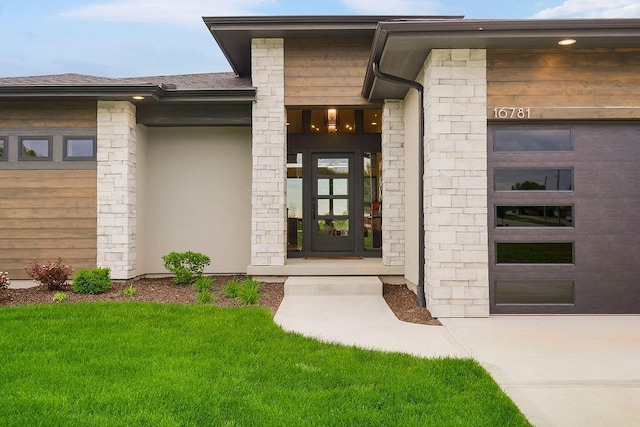 16781 S Fellows St, Olathe, KS 66062 - entrance to property featuring stone siding and a yard
