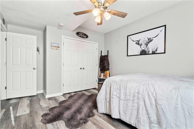 bedroom with hardwood / wood-style floors, ceiling fan, and a closet