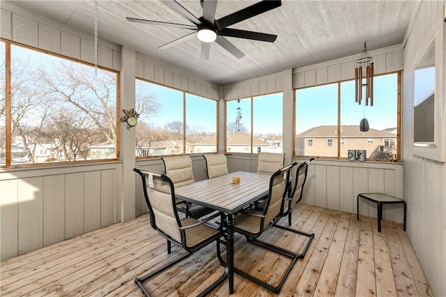 sunroom with ceiling fan